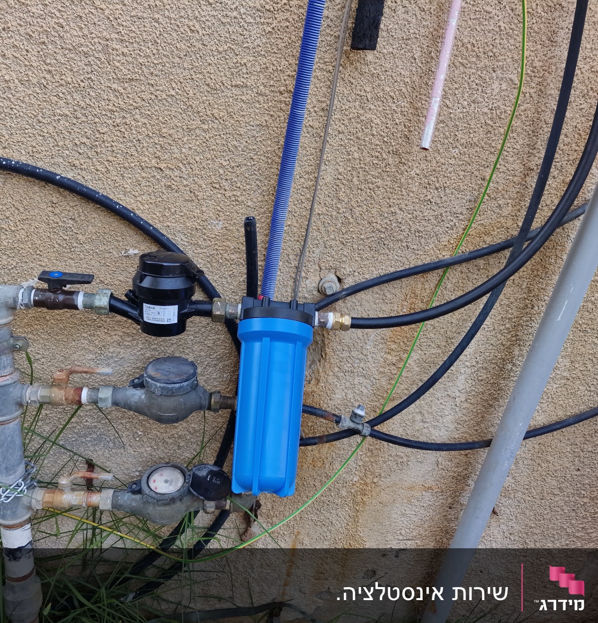 צנרת מים עם מסנן כחול וברזים